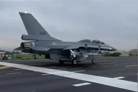 起飞一半变敞篷，台空军F-16战机座舱罩脱落，7分钟紧急迫降图片