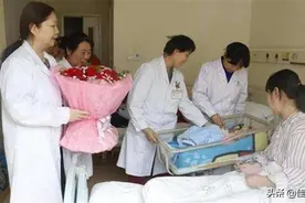 宝妈生下二胎报喜，看到朋友圈的评论，却让她的心里五味杂陈图片