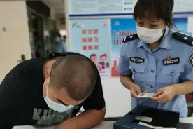 石家庄裕华警方配发临时身份证制作机方便群众办证图片