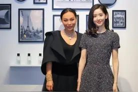 章泽天聚会合影竟镶边，真正C位被扒来头不小，被称中国第一名媛图片