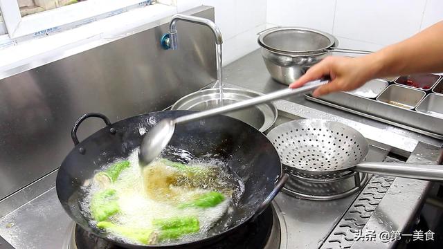厨师长教你“肉馅酿青椒”，百吃不厌，每次去饭店，都是必点菜
