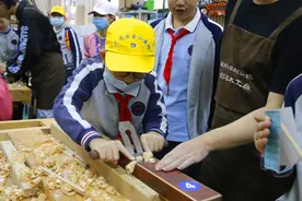 做手工筷、珍珠手链，温州大学城附校学生的重阳节礼物很特别图片