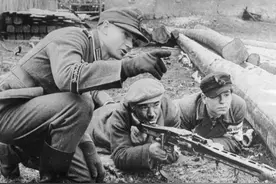 希特勒征召平民组织起来的人民冲锋队，都使用些什么武器？图片