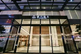 恐怖还是“艳遇”？男子入住一酒店，醒来发现床上多了个人图片