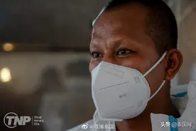 疫情下的泰国 僧侣穿防护服焚尸、诵经图片