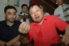 2000年牛群蒙城当县长，侯耀华破口大骂：我看他是得了疯牛病图片