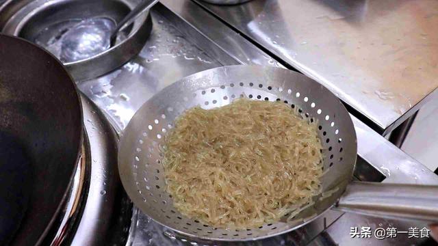 饭店的炒粉条就是好吃，不坨块不粘连，劲道入味，厨师长详解技巧