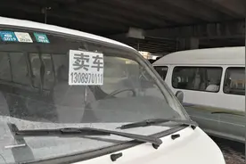 阳明滩大桥下面这处人行道咋变成了二手车销售场地？图片