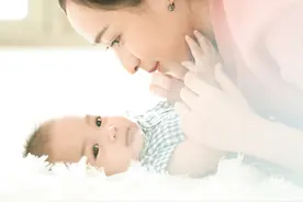 婴儿出生后不会讲话，跟他们聊天有用吗？图片