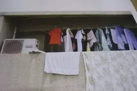 出差提前回家，看到阳台上的衣服，我把母亲送回老家图片