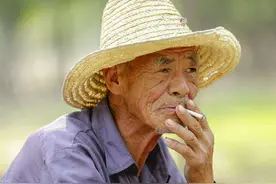 农村老家，有句老话“门前有马不为富，家中有人不算穷”咋理解？图片