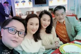 63岁“黄蓉”魏秋樺罕见参加阔太聚会，穿薄纱衣裙，老戏骨笑真甜图片