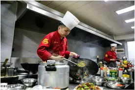 餐厅大厨勾结服务员要挟老板，老板进厨房拿起菜勺，大家全老实了图片