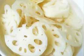 今天才知道，清洗莲藕孔里的污渍，就是这么简单，快告诉家人！视频封面