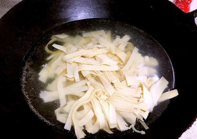 夏天少吃猪肉多吃它，2元1斤富含蛋白质和氨基酸，补充能量又下饭