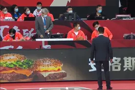 尴尬！李春江等裁判回看 裁判排队和四川主帅握手后 拿东西走了图片