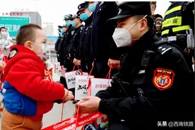 爱心涌动，维吾尔大叔赶做500烤馕赠送一线铁警图片