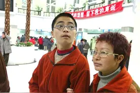 2004年，男孩扒着万米高空客机起落架从昆明飞到重庆，后来怎样了图片