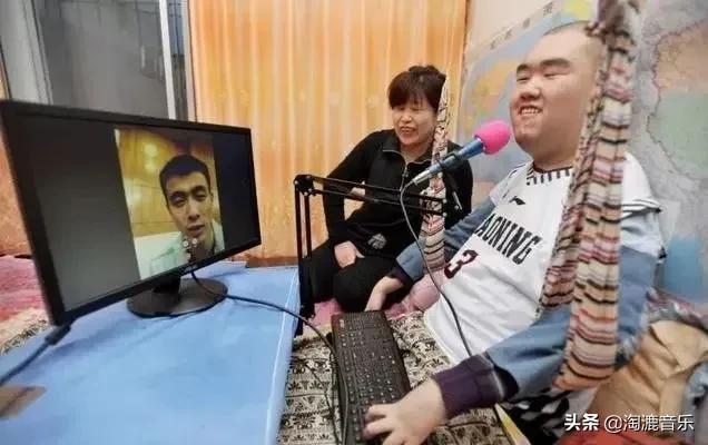 他是乐坛最特别的作词人，只有两根手指能动，却让20万人都哭了