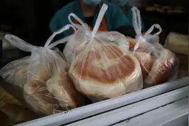 青岛开了几十年的老式面包店，本地的叔叔阿姨们最喜欢排队买图片