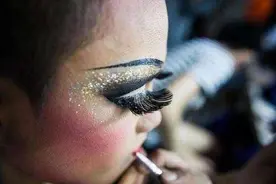 泰国旅游的目的是看“人妖”，看到他们卸妆后的样子呆住了图片