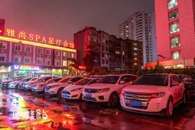 昆明赫赫有名的厕所烧烤，藏在会所旁，开40万豪车的人常去图片