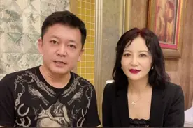 大陶红52岁仍未婚，与何政军演夫妻被催婚，同框还被赞有夫妻相图片