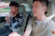 26岁白举纲曝整容经历，打瘦脸针导致面瘫，后遗症阴影至今仍在图片