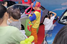 小丑的生活，走到哪里都会被人潮包围，给别人欢乐，自己也会快乐图片