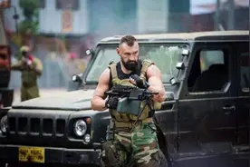 超强白人兵一对八碾压亚洲同行！战狼冷锋的确很难用拳脚击败大熊图片