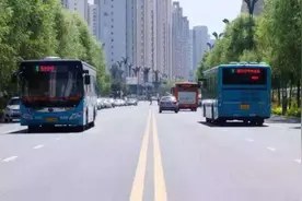 西宁一女子在公交车上突然发病...图片