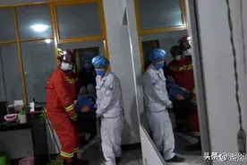 北京突发: 孕妇羊水破裂即将临产，消防员紧急协力救援图片