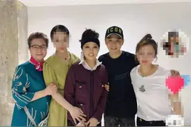 59岁吴琼带小15岁老公聚餐，甜蜜依偎大秀恩爱，婆婆喝酒对瓶吹图片