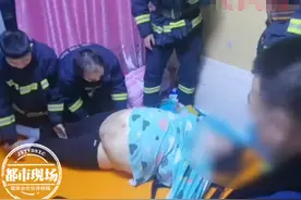 太重了！400斤女子患病昏迷不醒，出动7名消防员才将她抬下楼图片