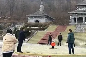 8个舅舅抢着照顾1个外甥女，围成圈让孩子选，网友：这是公主吧图片