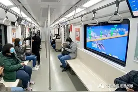 车窗秒变“魔镜”，北京地铁6号线上线智能系统图片