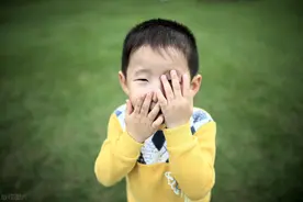 自闭症早发现是个世界性难题，三个年龄的观察是关键图片