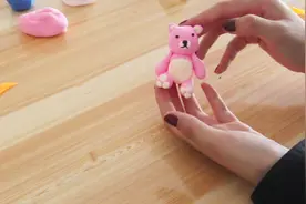 手工橡皮泥制作：美女小姐姐教大家捏一只小熊，快来学学吧！视频封面