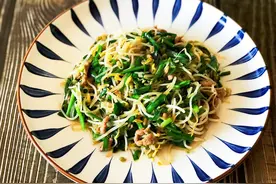 韭菜炒豆芽，清香美味鲜嫩脆爽，只用两种调料简单几个步骤即可图片
