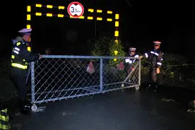 昨夜暴风骤雨，有一群逆行者在风雨中彻夜守护图片