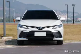 售价17.98万起，新款凯美瑞标配10气囊，油耗仅4.1升图片