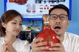 演员于震携小13岁老婆直播，满脸油光显老气，和老婆像两代人图片