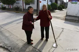 晋南农村75岁老人独居老宅，独自养老自己种菜，老姐妹轮饭吃图片