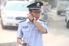大部分警察真的是上班的路上穿便装，只有到了单位才穿警服吗？图片