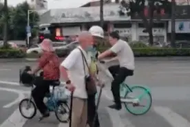 安静的四分钟：老人过马路动作迟缓，无一人鸣笛催促图片