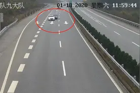 高速上小车蛇形走位，失控后撞上奥迪，“我坐得不舒服”图片