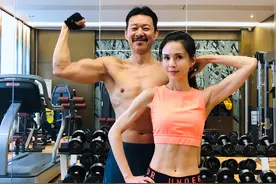 李若彤晒与张丰毅健身照，穿露脐装秀腹肌，65岁张丰毅身材更好图片