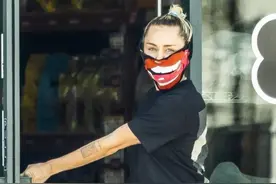 麦莉·赛勒斯和男友现身，麦莉的口罩也太麦莉了吧，爱了爱了图片