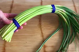 蒜苔的“尾巴”，其实是好东西，很多人当垃圾扔了，不懂吃可惜了图片