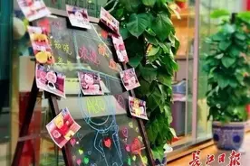 献血车开进豹澥街，被“热血市民”围住不让走图片